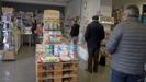 Un grupo de personas esperan a ser atendidas en una librer�a de Gij�n