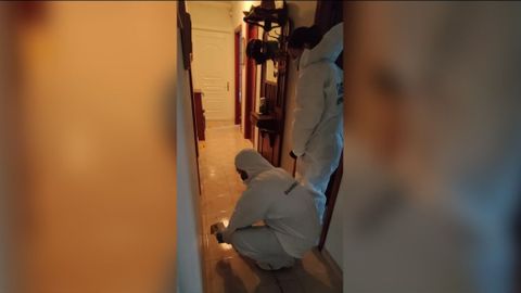 La Polic�a Cient�fica, tomando muestras en la casa del fallecido.
