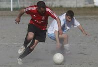 Un jugador del Caama�o, de rojo, en un encuentro de la campa�a pasada ante el Bealo. 
