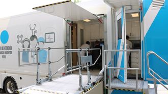 La unidad m�vil de resonancia magn�tica se desplaza mensualmente al hospital de Barbanza