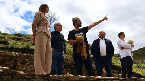 Oliver Laxe con Carmela L�pez y Francisco Boya, de secretario general para Reto Demogr�fico, y el alcalde de Navia de Suarna
