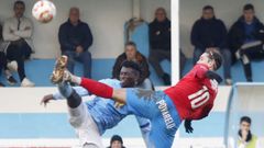 Sylla pugna por el baln en un momento del Viveiro 1-1 UD Ourense de hace una semana.