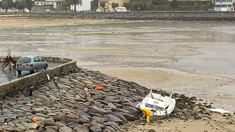 Una embarcacin acab contra las rocas en Cee.