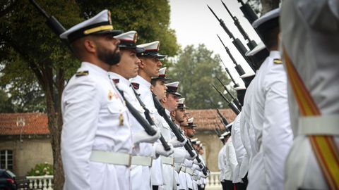 Uniformes blancos en la ceremonia de toma de posesi�n de Morales Trueba