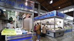 Las tres pescader�as de la plaza de abastos de Viveiro capean un final de febrero con la clientela habitual