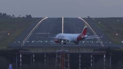 Imagen de la pista del aeropuerto de Santiago