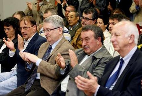 Javier Guiti�n (izquierda) en la inauguraci�n del centro.