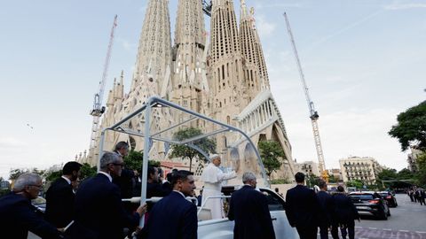 El papa, en el papam�vil, llegando a la Sagrada Familia.