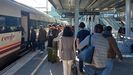 Pasajeros entrando en el tren Avant de las 14.25 horas de este mi�rcoles hacia Santiago