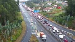 Atasco en la VG-20 a la altura de Beade