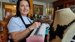 Mar�a Bel�n V�zquez, trabajando en una de las piezas de bordado al aire.