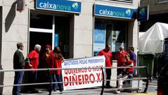 Los preferentistas llevaban camisetas rojas reivindicando la devoluci�n de su dinero