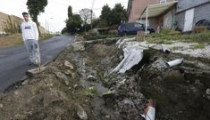 Los vecinos temen que con el par�n en las obras se alargue el problema de la arqueta rota. 
