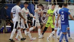 Raggiati, en el centro, celebra un tanto en el partido contra el Valdepe�as.