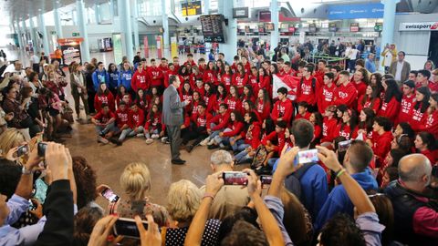 En septiembre del 2019, Caballero saludaba a un grupo de becados en Peinador antes del vuelo