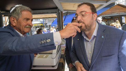 El presidente del Principado de Asturias, Adri�n Barb�n (d), y el de Cantabria, Miguel �ngel Revilla, visitan la I Muestra de Gastronom�a C�ntabra, este domingo en Pola de Laviana