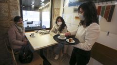 La hosteler�a (en la imagen, un local de Mugardos) solo podr� trabajar en el exterior y al 50 % de la capacidad, a partir del jueves