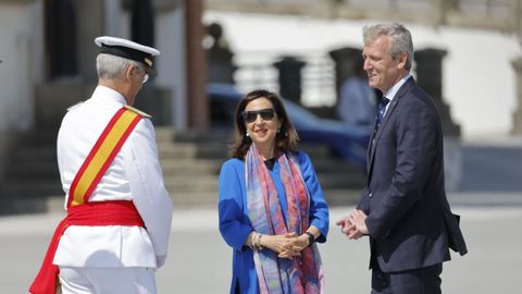 La ministra de Defensa, Margarita Robles, recibe al presidente de la Xunta, Alfonso Rueda, a su llega a la Escuela Naval de Marn