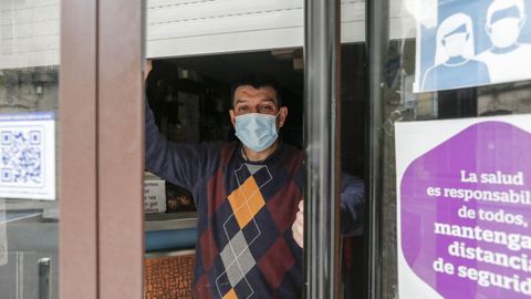 El responsable del restaurante Caracas de Ribadavia, con el local ya cerrado