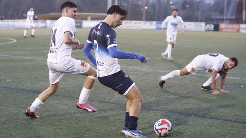 Marcos Cid centra un bal�n en el partido del Cented