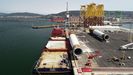 Windar carga los primeros monopiles fabricados en la nueva planta de Fene