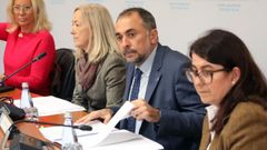 Comesa�a, en el centro, durante una comparecencia parlamentaria