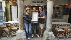 Manolo Su�rez, fundador del Bar Estrella, entre su hija Ang�lica y su socio en la gesti�n, Michele Cingolani