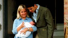 La pareja, en el a�o 1999, con su hija Cayetana reci�n nacida