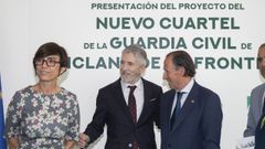 Mar�a G�mez, a la izquierda, junto al ministro del Interior, Fernando Grande-Malaska y el alcalde de Chiclana de la Frontera, Jos� Mar�a Rom�n, en la inauguraci�n de un cuartel