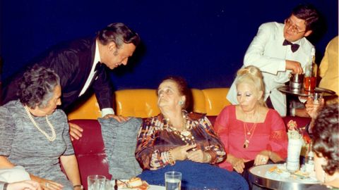 En el centro, la hermana de Franco, Pilar, en la inauguración de la sala Litmar