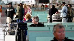 Pasajeros en el aeropuerto de Peinador (Vigo).