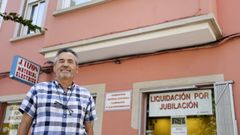 Juan Tiz�n, ante el local y el edificio que ahora alquila o vende