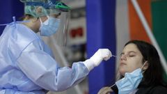 Los j�venes acuden al pabell�n de Monte da Vila a hacerse una PCR