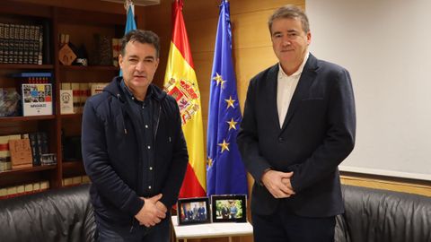 Juan Carlos Gonz�lez Carbajales, alcalde de Pontedeva (izda.) y el delegado territorial de la Xunta. Manuel Pardo.
