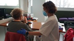 Las logopedas trabajan con los pacientes en la unidad de rehabilitaci�n poscovid del Chuac, situada en el Hospital de Oza, en A Coru�a