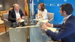 El alcalde de A Laracha, con la conselleira de Medio Ambiente y el concejal de Urbanismo