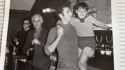 Jos� Ramil Abella (segundo por la izquierda) y su hijo peque�o, Luis, en brazos de un primo que emigr� a Venezuela