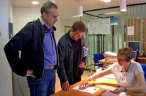 Representantes de C�ritas Milladoiro registraron su propuesta en la oficina municipal de la localidad.