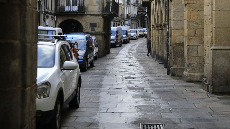 Imagen de archivo de la R&uacute;a do Vilar en horario de reparto de mercanc&iacute;as.