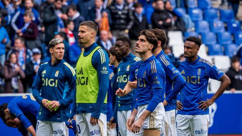 Los jugadores del Real Oviedo, tras la derrota ante el Athletic