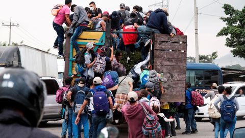 Un grupo de hondure�os se dirigen, a bordo de un cami�n, hacia la frontera con Guatemala en su ruta a Estados Unidos