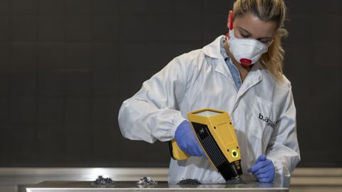 La empresa de Braga emplea una tecnolog&iacute;a basada en trituraci&oacute;n en seco que permite recuperar hasta el 95% de la bater&iacute;a. El resultado es una masa negra de la que se extraen materias primas estrat&eacute;gicas.