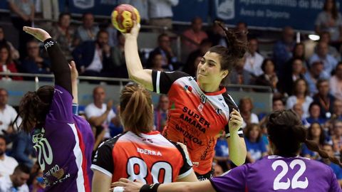 Las jugadoras Aida Palicio (i) del Mavi Nuevas Tecnologías y Giulia Guarieiro (d) del Super Amara Bera Bera, durante un momento de la final de la XXXIX Copa de la Reina de balonmano femenino que ha enfrentado al Mavi Nuevas Tecnologías y al Super Amara Bera Bera, partido que se ha disputado esta tarde en el pabellón de Ciudad Jardín de Málaga