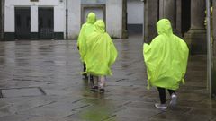 Peatones en las calles de Santiago bajo la lluvia