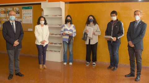 Los tres ganadores Jesús González García, María Beatriz González Milans del Bosch y Lola Gayol Méndez-Navia, junto al vicerrector de Estudiantes, Alfonso López Muñiz, la decana de la Facultad de Química, Susana Fernández González, y el presidente de la Asociación de Químicos del Principado de Asturias y vicedecano del Colegio Oficial de Químicos de Asturias y León, Miguel Ferrero Fuertes
