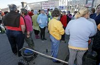 Las mariscadoras de Louriz�n protestaron ante la depuradora de Os Praceres el pasado martes. 