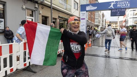 La italiana cruz� la meta de la 3K en la capital de Soneira con la bandera italiana.