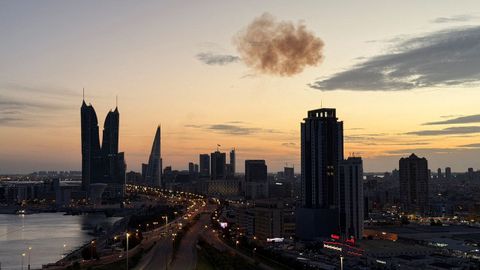 Humo en el cielo tras el ataque de un dron iran�.