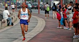 Rafa Fuentes, integrante de la Gimn�stica, animado por el p�blico durante un momento de la carrera de ayer a orillas del L�rez.