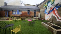 El hotel tiene una zona de terraza, decorada con un mural